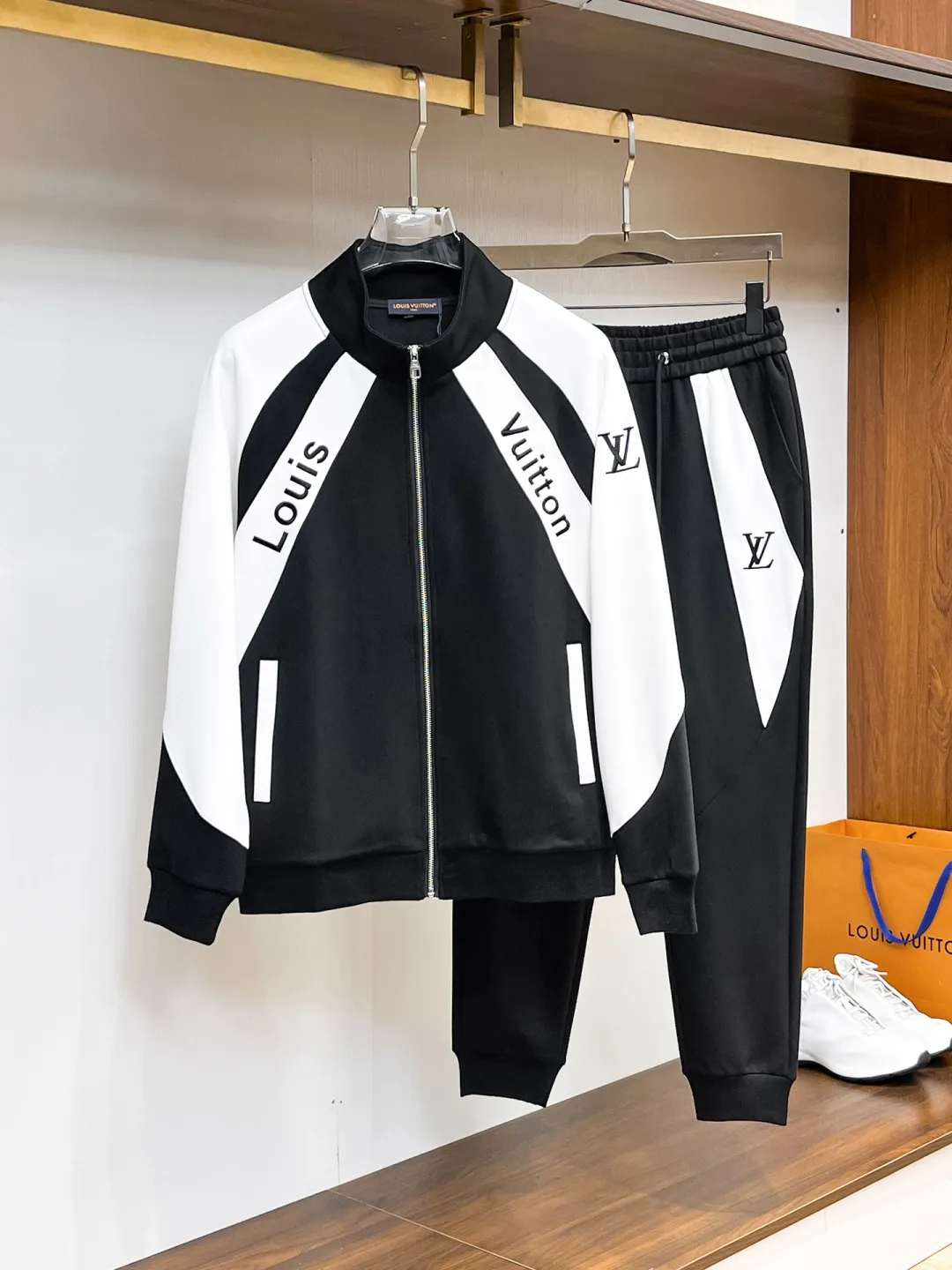 🅿️720 LV 2025 autumn and winter new counter casual suit of the same style, breathable, comfortable and casual! Full of high-end feel! The details are exquisite and high-end, and the workmanship is impeccable! The original high-end fabric is very high-end! The fabric is crisp, anti-wrinkle and wear-resistant, warm, neat and stylish. Everyone must buy a set this autumn and winter. They must look cool and handsome when wearing it. We specially recommend the size M-3XLC30